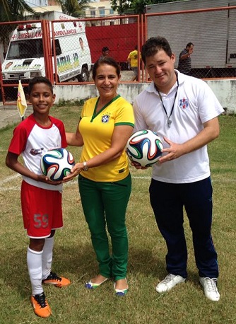 Patrícia Macêdo entrega brazucas a alunos em Fortaleza