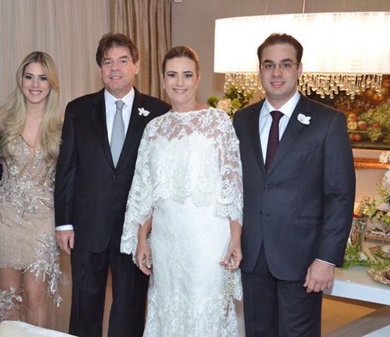 Giovana de Castro comemora bday com 50 amigas em seu novo apartamento