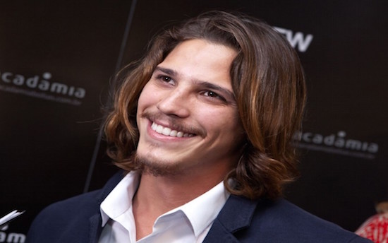 Mercadinhos São Luiz recebe o ator Rômulo Arantes Neto