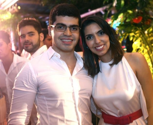 Pedro Garcia e Carla Laprovitera oficializam noivado