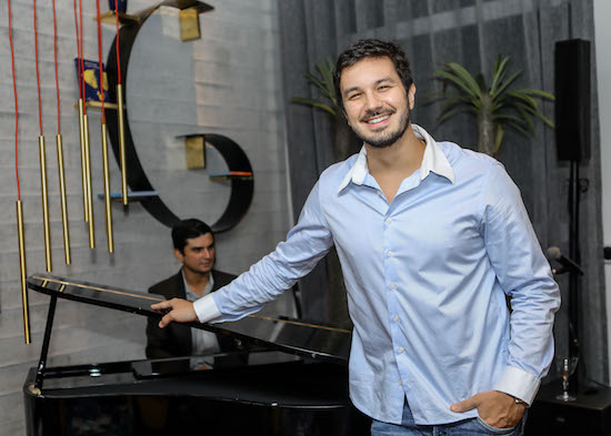 Levi Castelo Branco solta a voz na festa de César Serra, em Brasília