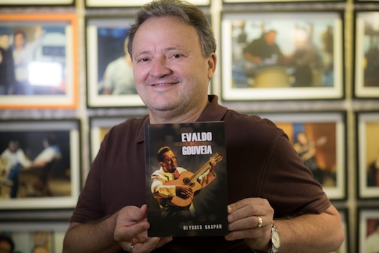 Ulysses Gaspar pilota sessão de autógrafos do livro “O Que Me Contou Evaldo Gouveia”