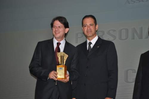 Cid Gomes é homenageado com o Troféu Personalidade Turística do Ano, pela ABIH