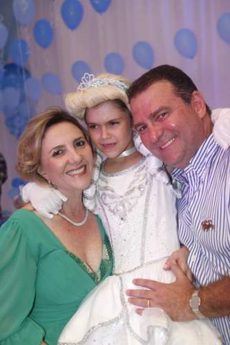 Vestida de Cinderela, Gabriela, herdeira de Graça e Jório da Escóssia Jr., comemorou seus 7 aninhos no Fiesta`s
