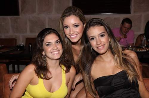 Mulheres lindas circulam no Mucuripe Club