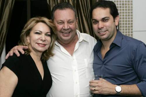 Deda Studart ataca de deejay e rouba a cena no aniversário de Cláudio Vale