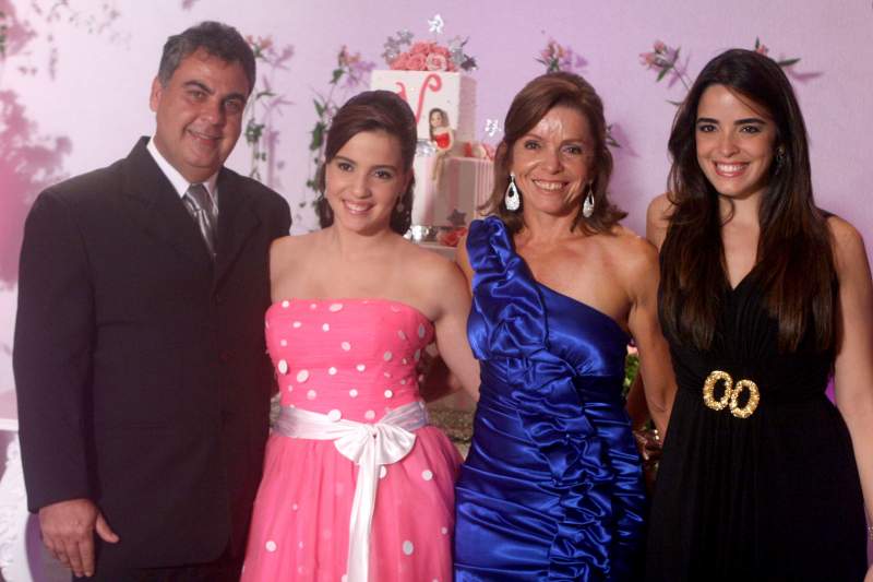 Uma turma estrelada marcou presen&ccedil;a nos 15 anos de Vittoria Lopes