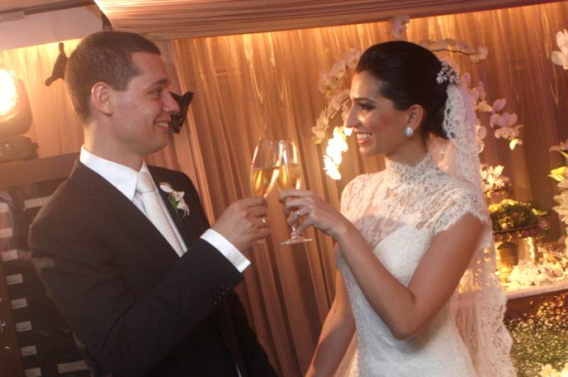 Chic e intimista. Foi assim o cas&oacute;rio de Renan Braga Filho e Juliana Milit&atilde;o na Capela de S&atilde;o Pedro