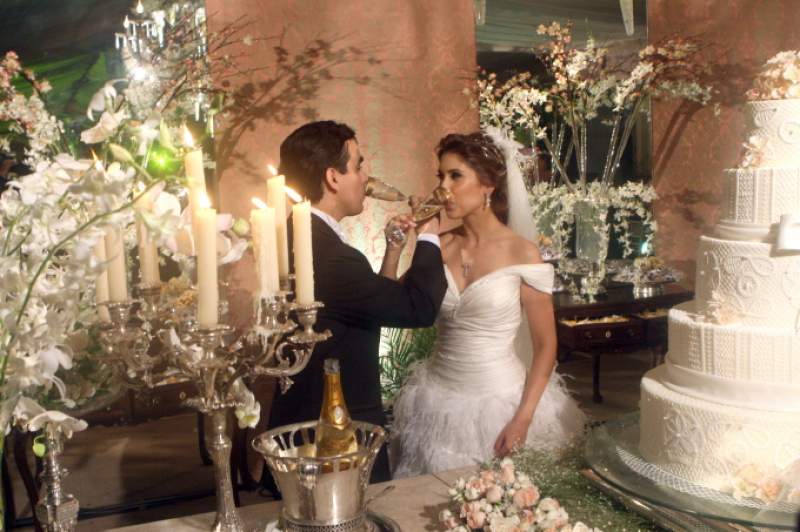 O casamento de Georgeanne Benevides e M&aacute;rcio Lira reuniu poderosos na Igreja do Pequeno Grande