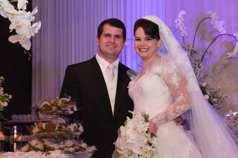 Roberta de Castro e Lucas Costa e Silva subiram ao altar da Igreja do Pequeno Grande para tornarem-se marido e mulher