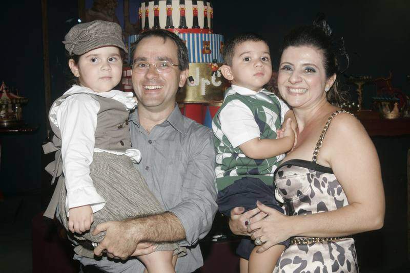 Emília Buarque e Sérgio Resende comemoraram em grande estilo os 2 anos do filho André