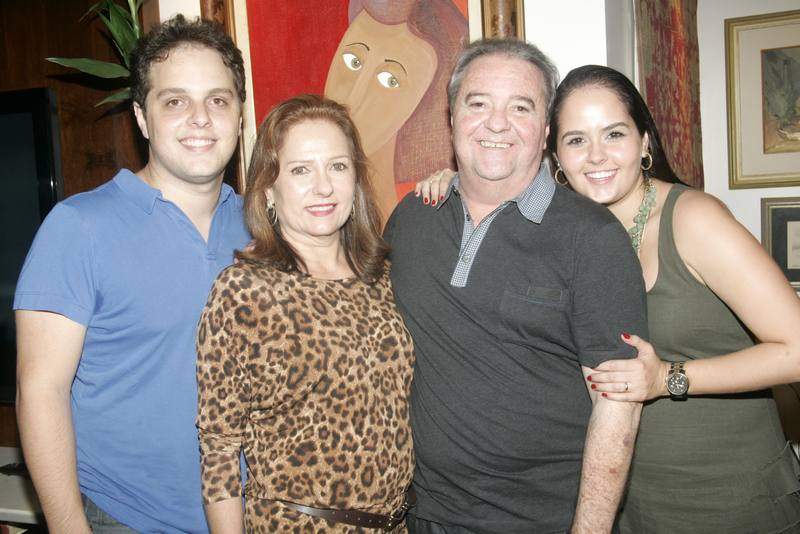 Chiquinho Aragao foi a figura central do jantar armado por Cristina Aragao para festejar sua nova idade