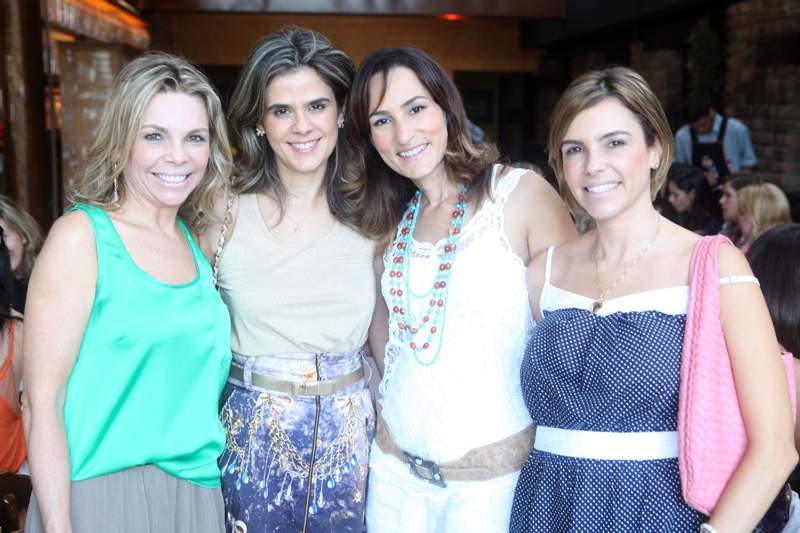 Bianca Meneleu festeja sua troca de idade rodeada de amigas no Coco Bambu Frutos do Mar