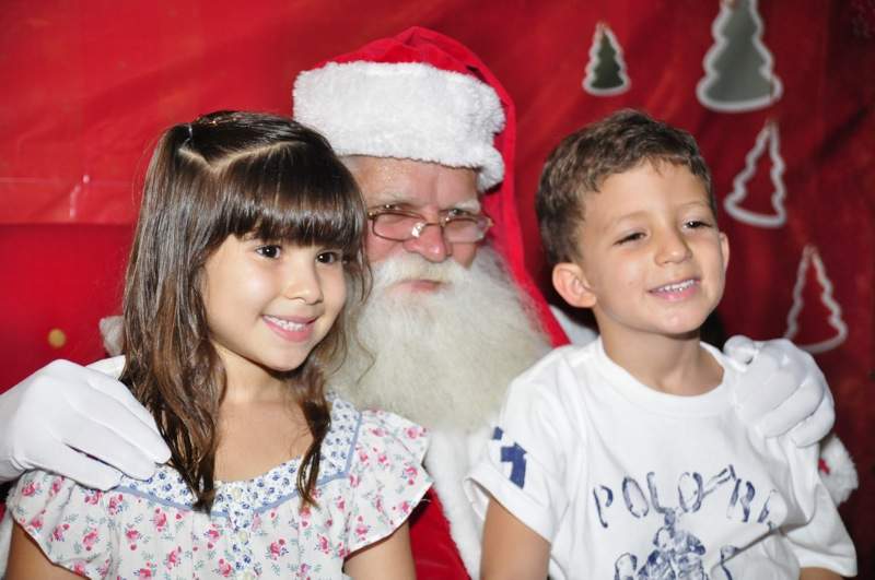 Chegada do Papai Noel leva uma turma cheia de charme ao P&aacute;tio Meireles