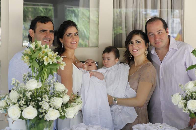 Pia Batismal - Raquel e Flávio Quinderé, Laura e Joaquim Araújo batizaram os filhos Flávio e Joaquim