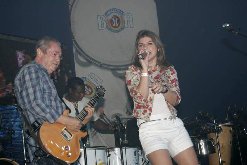 Mr. Babao incendeia a sexta-feira do Mucuripe Club