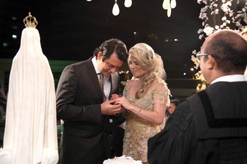 Michele Rola Cabral e Tiago Moreira se tornam marido e mulher