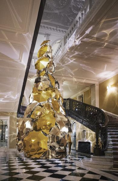 Burberry inaugura sua Árvore de Natal do hotel Claridge’s