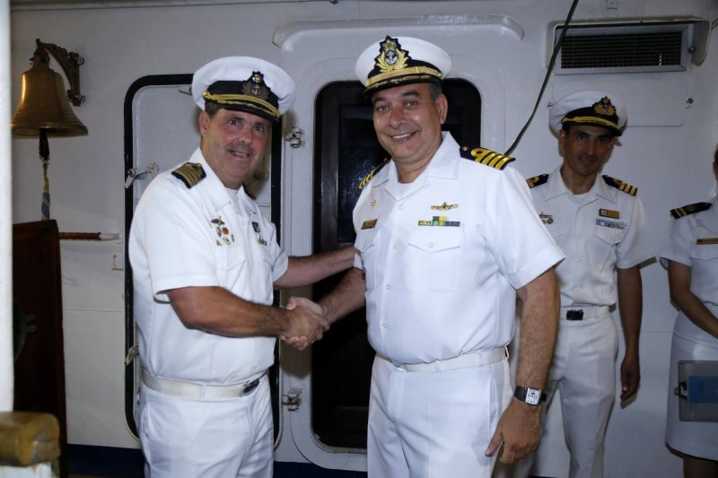 Madson Cardoso Santana pilota coquetel de visitação no Veleiro-Escola "Capitán Miranda"