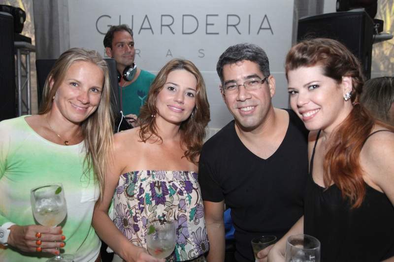 Deda Studart ataca de deejay e arrasta um time de bacanas &agrave; Guarderia Brasil