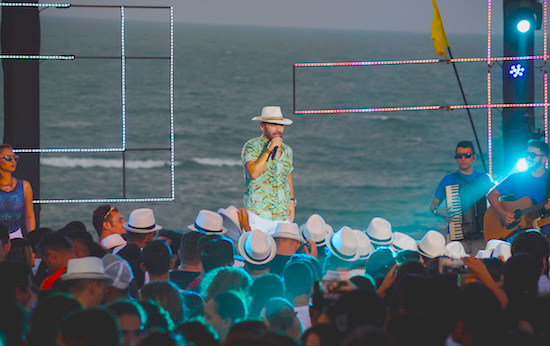 Após gravação de novo DVD, Felipão curte folga em Canoa Quebrada