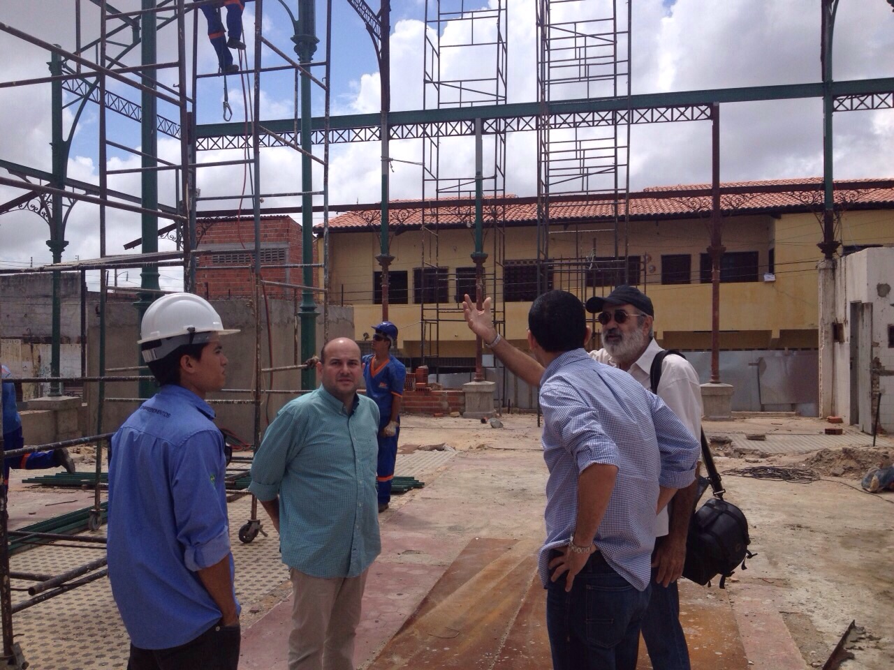 Roberto Cláudio acompanha andamento de obras na cidade