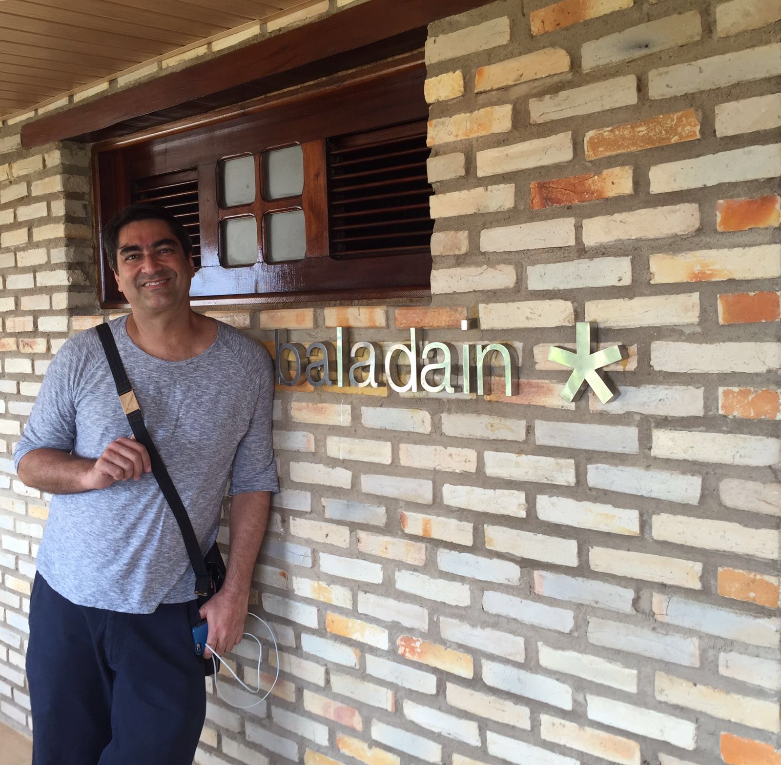 Zeca Camargo aterrissa no Coliseum Beach Resort