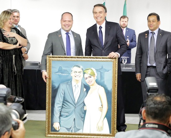 Heitor Freire presenteia Bolsonaro com obra de artista cearense