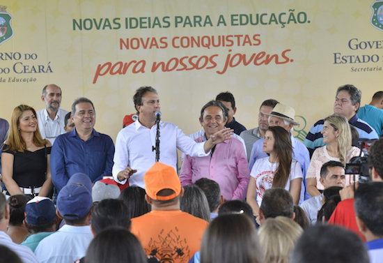 Camilo entrega escola em assentamento rural de Mombaça