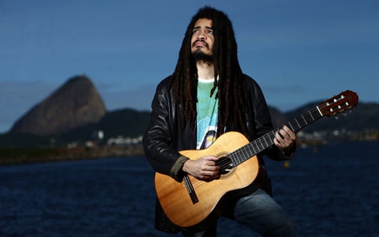 Neto de Chico Buarque faz show no Cineteatro São Luiz