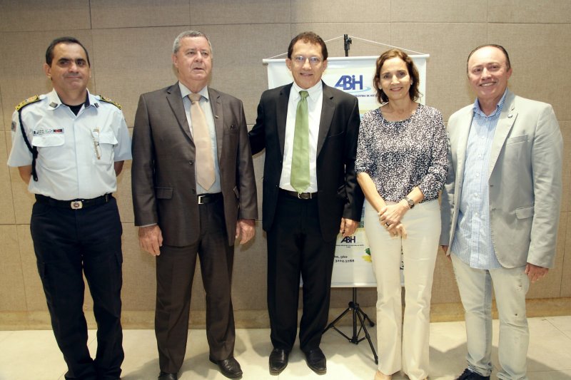 Izolda Cela apresenta as ações do 'Pacto por um Ceará Pacífico' durante almoço da ABIH-CE