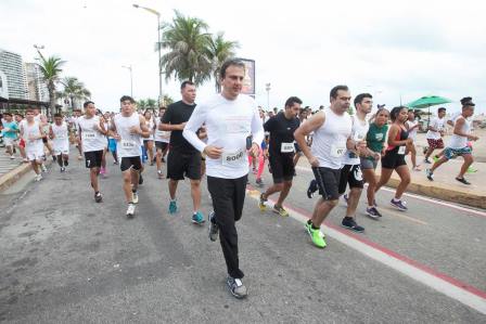 Camilo Santana participa de corrida na Beira Mar