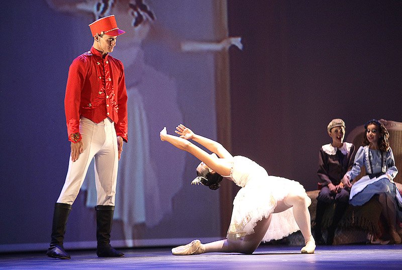 Escola de dança Madiana Romcy encanta plateia com novo espetáculo, no teatro do RioMar Shopping