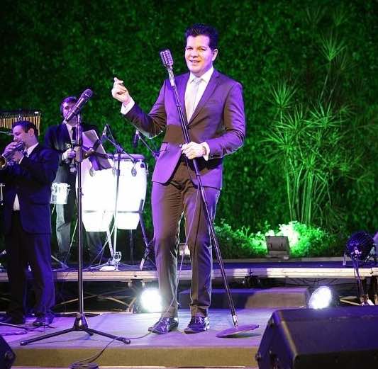 Gustavo Serpa canta na missa de Natal da Igreja São Vicente de Paulo