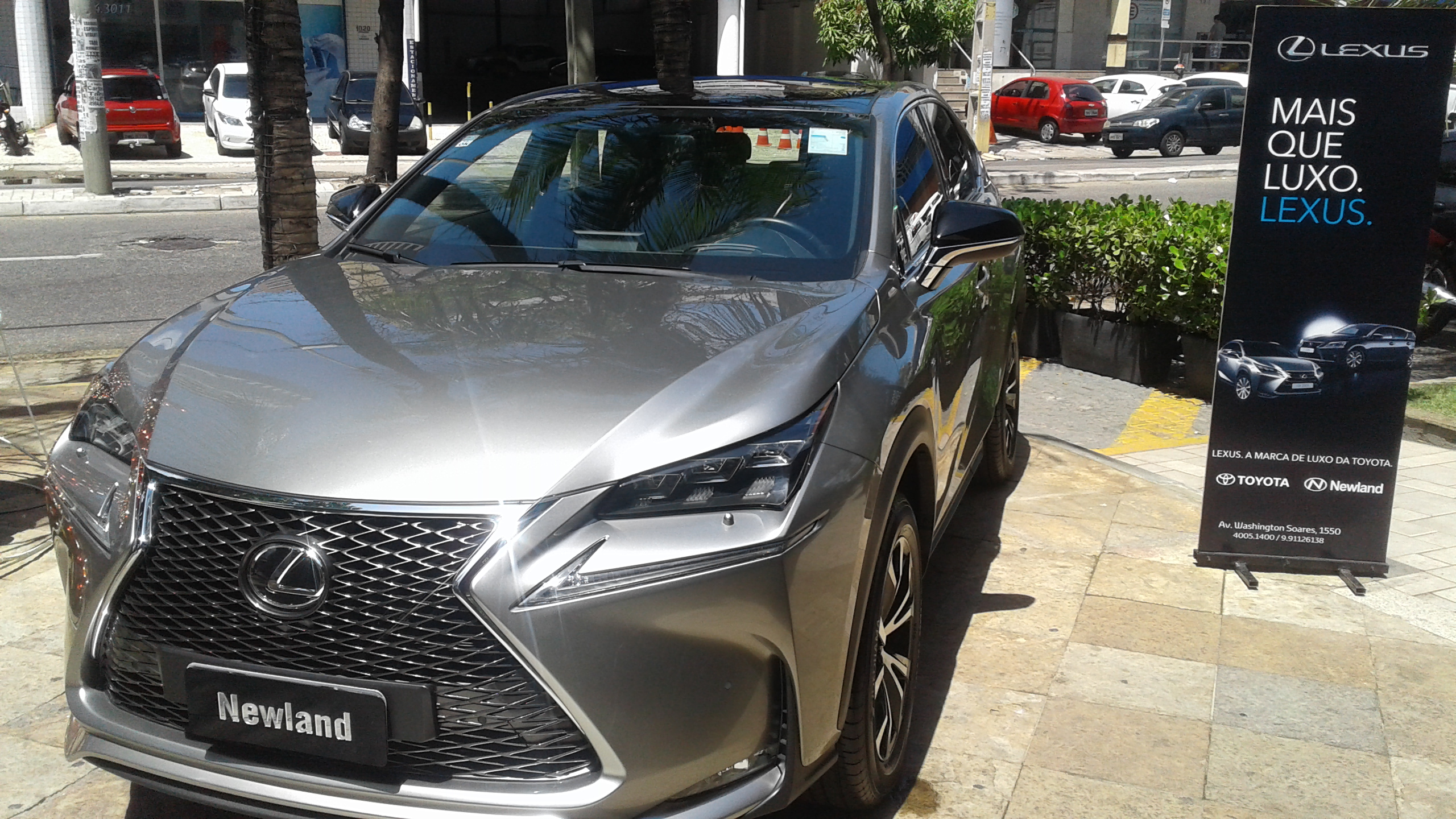 Lexus NX200t F Sport atrai todos os olhares no Jardins Open Mall