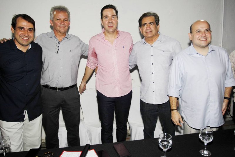 Pré-candidato - Cid Gomes abona a ficha de filiação de Eduardo Bismarck ao PDT