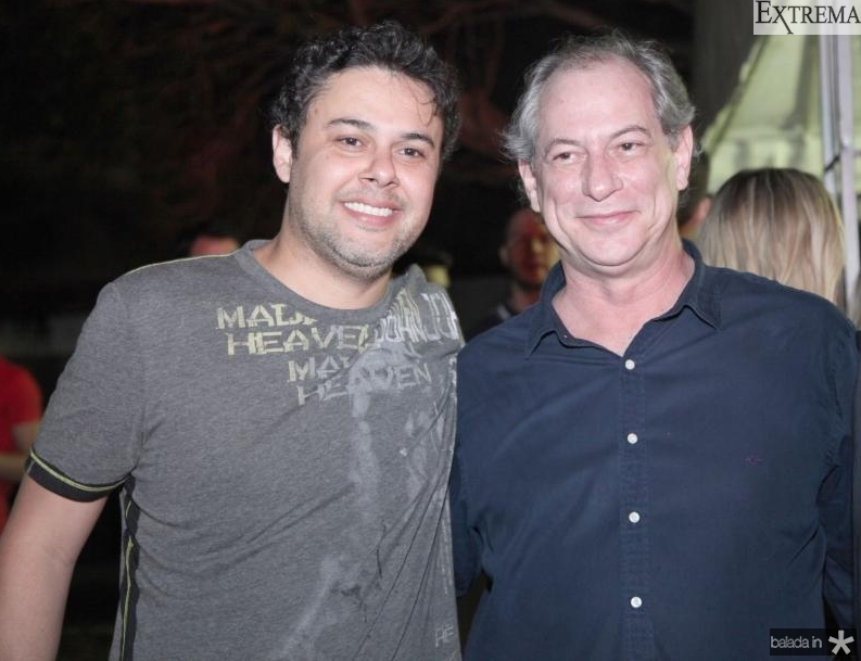 Karaokê e sertanejo tomam conta do Austin Pub