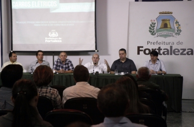 Roberto Cláudio apresenta sistema de carros elétricos compartilhados