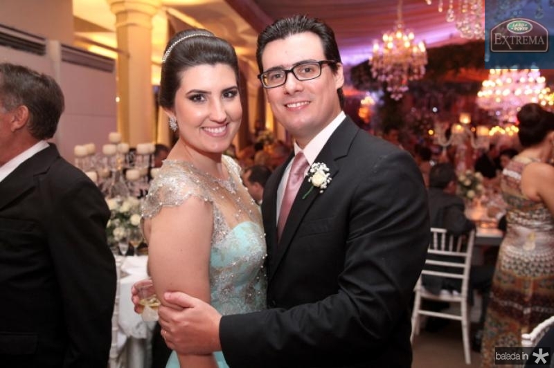 Lara e Urbano Filho levam a herdeira à pia batismal