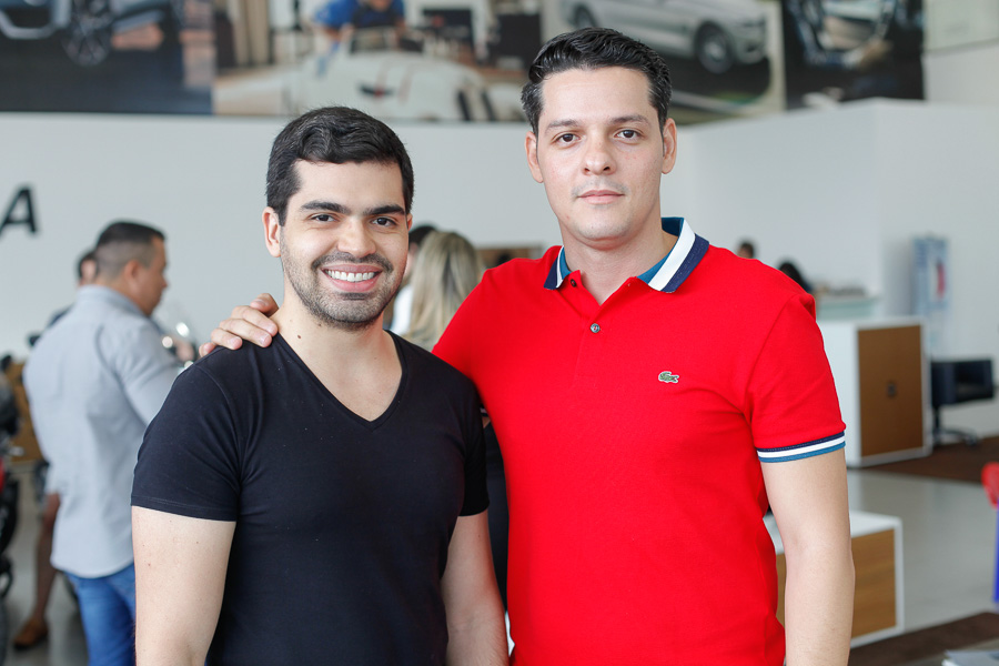 Apaixonados por carrões dão um rasante no showroom da BMW Haus Motors