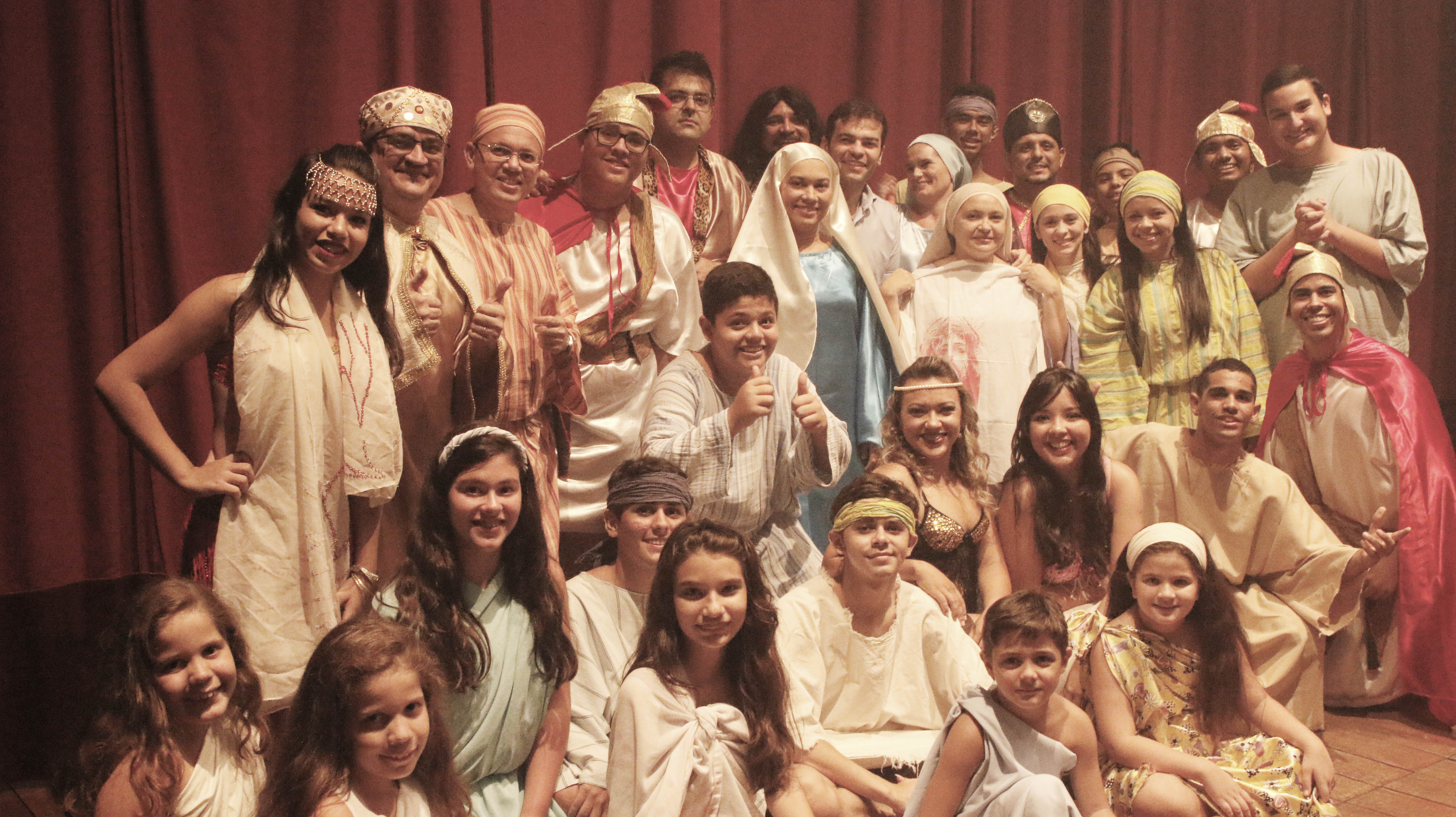 Alunos do Colégio Luciano Feijão relembram a Paixão de Cristo em espetáculo