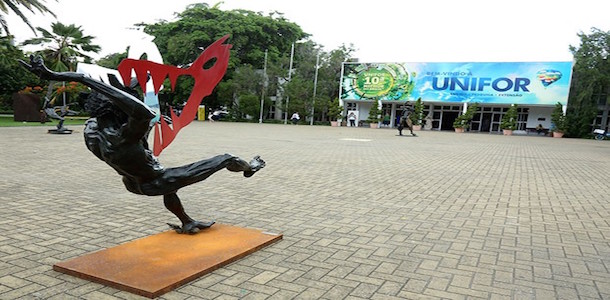 Exposição traz a arte de Daniel Hourdé ao campus da Unifor