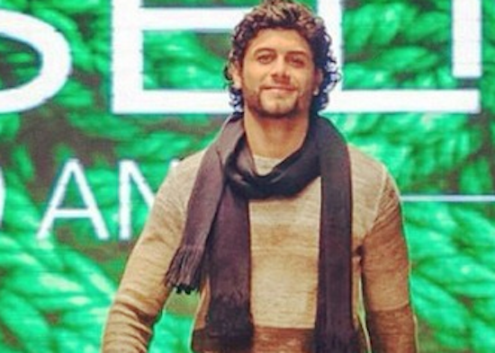 Jesus Luz rouba a cena no desfile da Jorge Bischoff