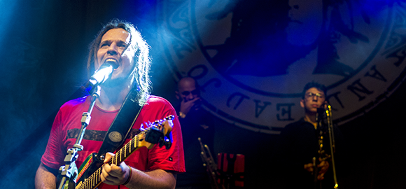 O reggae de Andread Jó está de volta à Aloha Loca!