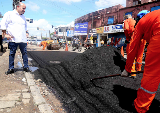 Roberto Cláudio acompanha recuperação de vias na Capital