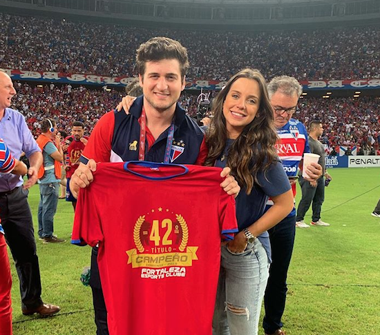 Omar Macêdo celebra a vitória do Fortaleza durante festão na Arena Castelão