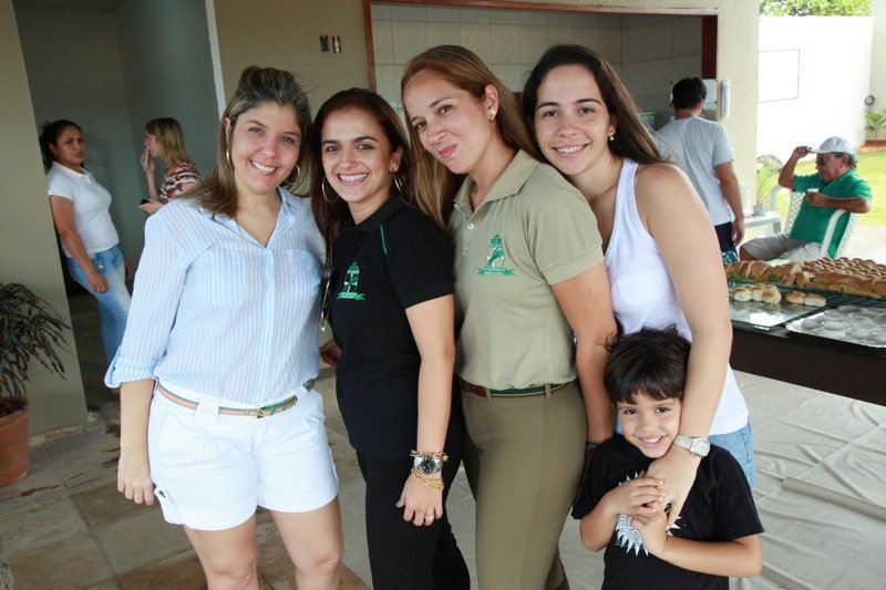 Emmanuelle Andrade arma brunch na Hipica Chambord