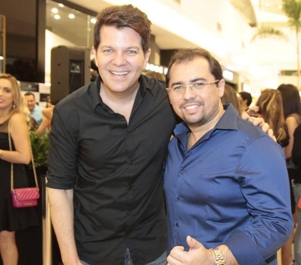 Xandy aterrissa no Colosso Lake Lounge