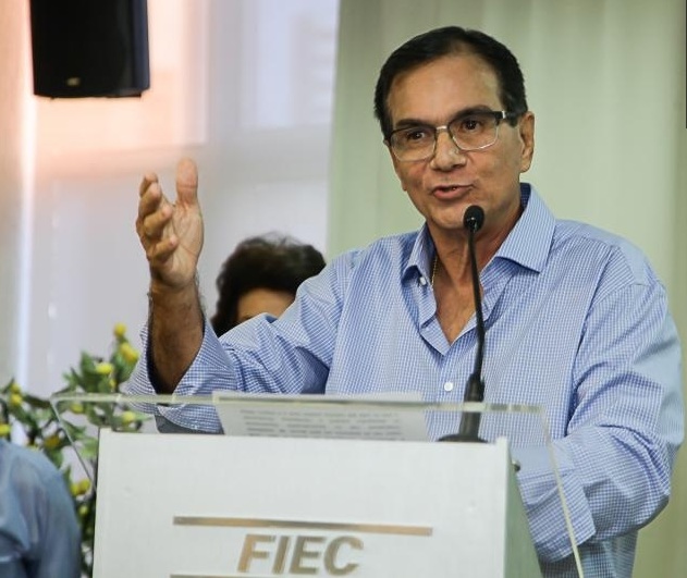 Beto Studart pilota solenidade de entrega da Medalha do Mérito Industrial