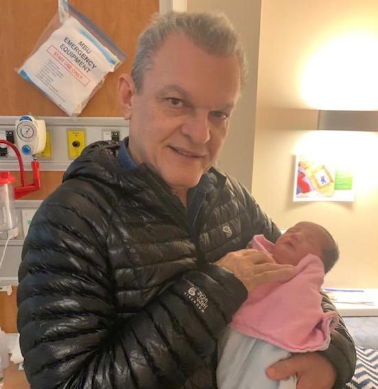 José Sarto celebra a chegada de Joshua, seu quarto neto